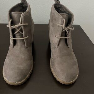 G. H. Bass & Co Women’s 9.5 Grey Suede Chukka Desert Ankle Boots. Lace Up.